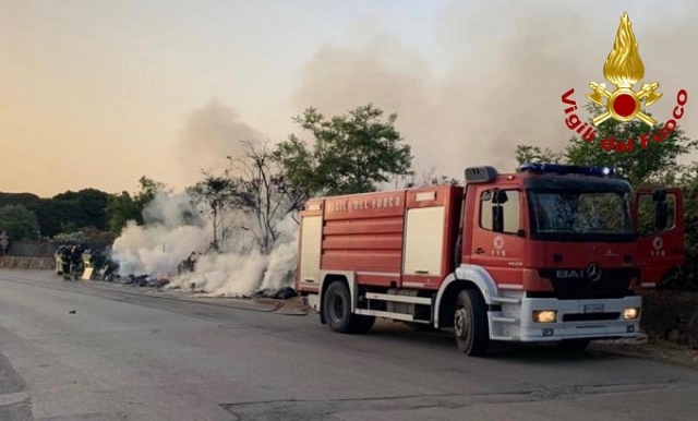 Siracusa, 15 cassonetti dei rifiuti a fuoco in zona Fontane bianche