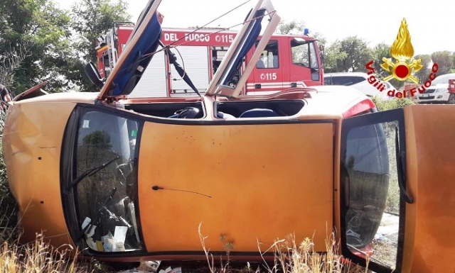 Siracusa, incidente autonomo: auto cappottata in zona Fontane Bianche