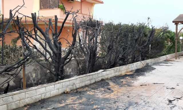 Siracusa, incendio in via Pasquale Salibra: danneggiate un paio di abitazioni. Domate le fiamme