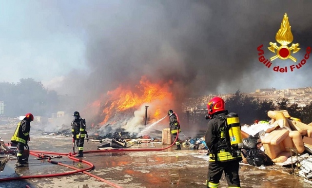 Noto, incendio in discarica: a fuoco elettrodomestici e rifiuti di ogni tipo. Al lavoro anche elicottero forestale. FOTO E VIDEO