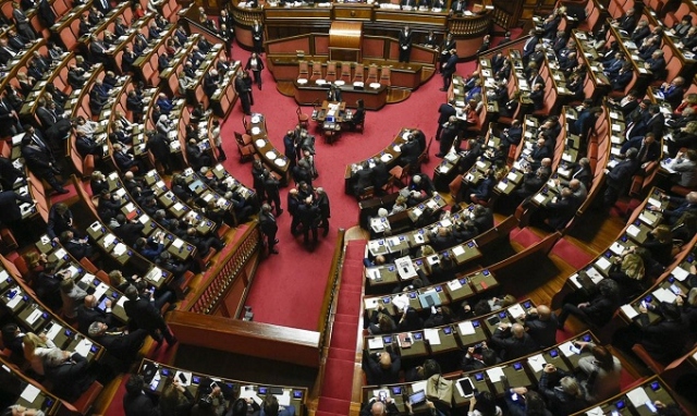 Bagarre al Senato, il Pd occupa i banchi del Governo