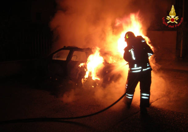 Siracusa, auto in fiamme nella notte in via Unione Sovietica
