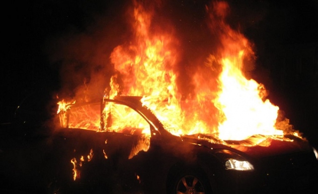 Siracusa, auto in fiamme in Largo Nicolosi: indagini in corso