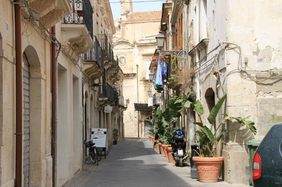 Siracusa, cambiano gli orari per l'area pedonale in via della Giudecca