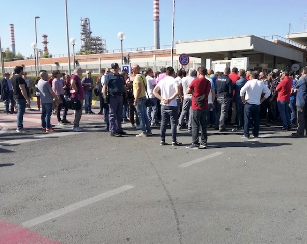 Siracusa, confisca Set Impianti: lavoratori presidiano portinerie Versalis