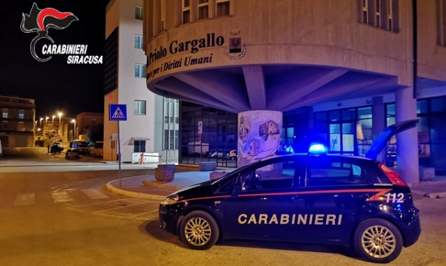 Priolo, lite a coltellate tra zio e nipote: arrestati