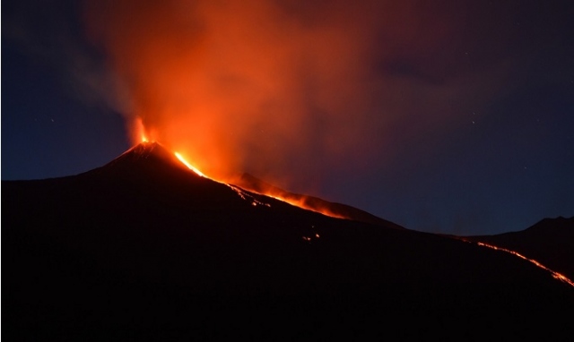 Catania, nuova eruzione dell'Etna: esplosioni e cenere