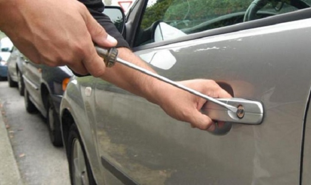 Siracusa, furti in auto nelle zone balneari: in manette un uomo
