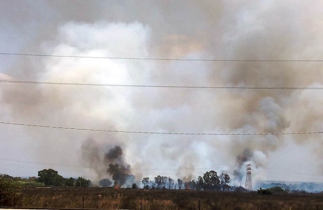 Siracusa, incendio nella zona industriale: alte colonne di fumo