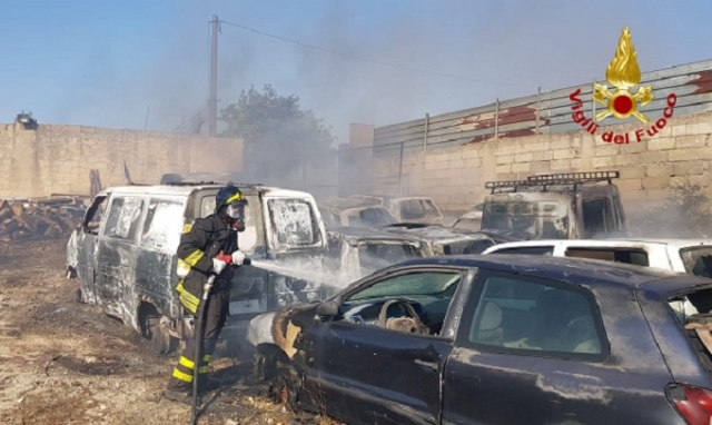 Rosolini, incendio in deposito auto sequestrate in contrada Pianazzo