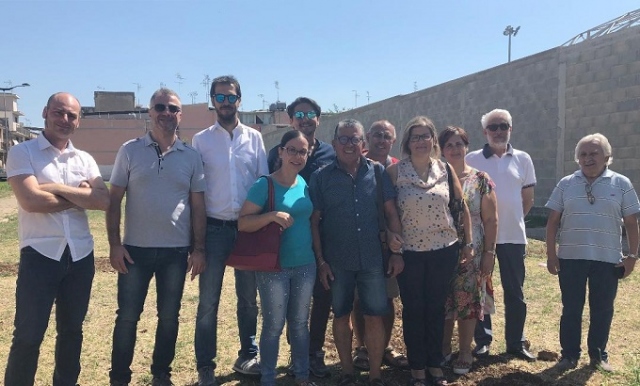 Floridia, M5s inaugura l’impianto idrico nella piazza che si trova dietro al campo sportivo