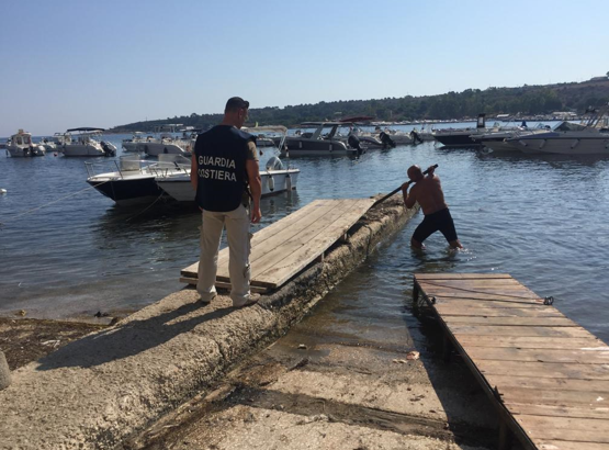 Augusta, rimosso un pontile abusivo a Brucoli