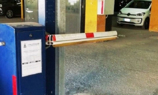 Siracusa, atto vandalico al Talete: divelta sbarra di ingresso