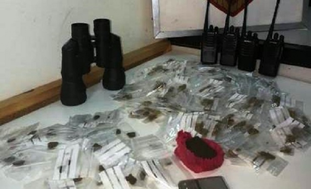 Siracusa, scoperta postazione di spaccio: sequestrate radio ricetrasmittenti, un binocolo, un bilancino di precisione e droga