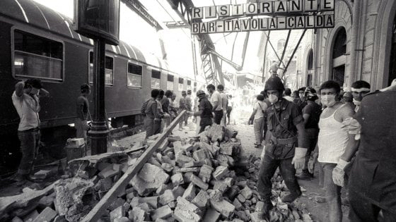 Bologna commemora la strage della stazione che uccise 85 persone
