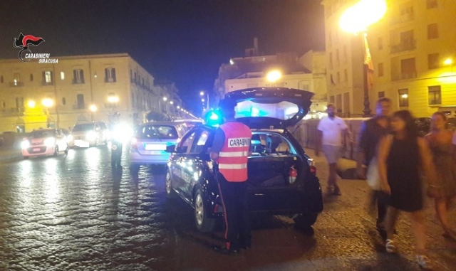 Siracusa, controlli su strada dei Carabinieri: al setaccio 45 veicoli e 82 persone