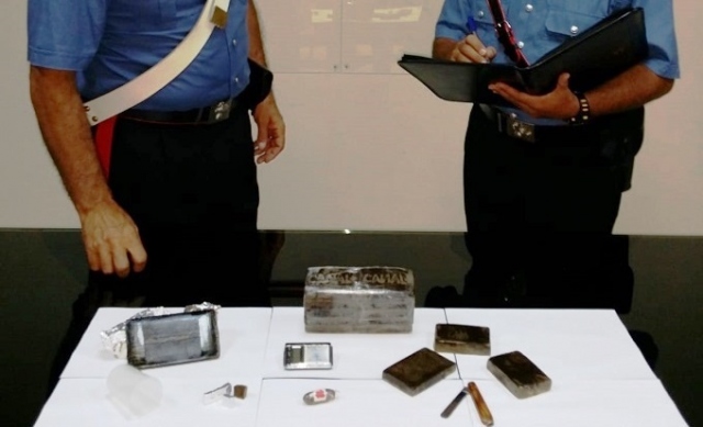 Siracusa, sequestrato 1 chilo e mezzo di hashish: avrebbe fruttato 1600 euro. Arrestato