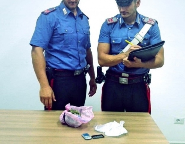 Augusta, nascondeva marijuana in una scarpiera: ai domiciliari