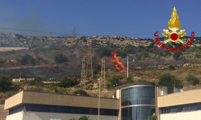 Siracusa, incendio ai piedi dei Monti Climiti: fuoco vicino la centrale enel