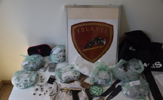 Siracusa, 2 chili di hashish, coltello e pistola nascosti nel sottoscala di una palazzina in via Immordini: indagini in corso