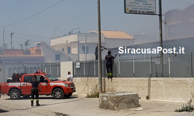 Siracusa, violento incendio in viale Epipoli: strada chiusa e vigili del fuoco al lavoro.VIDEO
