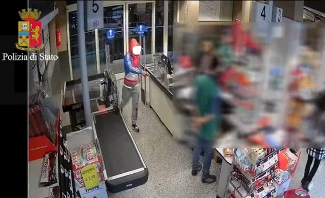 Siracusa, punta un coltello alla cassiera per farsi consegnare l'incasso: tentata rapina in un supermercato. Arrestato 20enne
