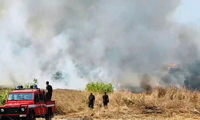 Siracusa, incendio in corso in una traversa di via Elorina