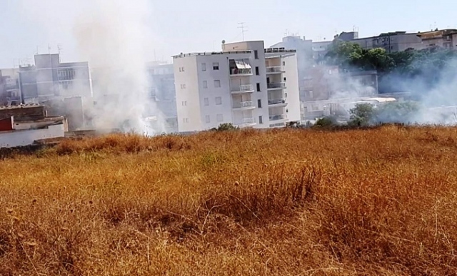 Siracusa, incendio in via Mazzanti: sterpaglie a fuoco. VIDEO