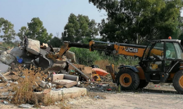 Siracusa, iniziato lo smantellamento del campo rom: via alla bonifica