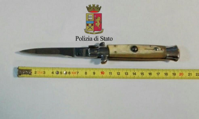 Noto, in piazza con un coltello di 15 centimetri: denunciato