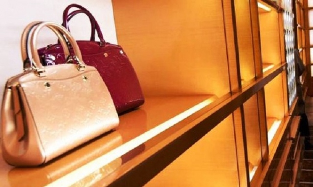 Noto, furto di borse in un negozio di Corso Vittorio Emanuele: 1 denuncia