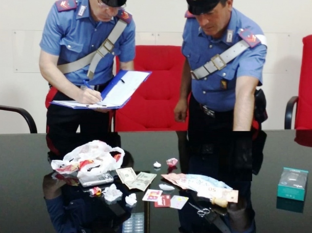 Siracusa, spacciava droga dagli arresti domiciliari: in carcere