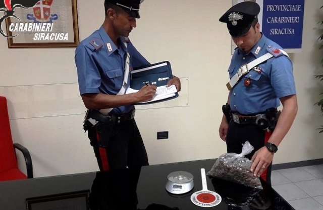 Siracusa, sequestrati 580 grammi di marijuana: avrebbe fruttato circa 2900 euro. Arrestato 29enne