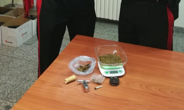 Floridia, spaccia da casa: arrestato 23enne e sequestrati 22 grammi di marijuana