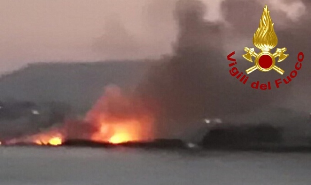 Siracusa, vasto incendio alla riserva Ciane saline: vigili del fuoco al lavoro