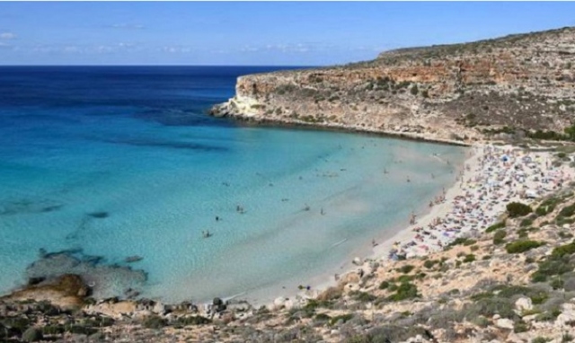 Lampedusa, turista si arrampica su scogliera e causa caduta  di pietre