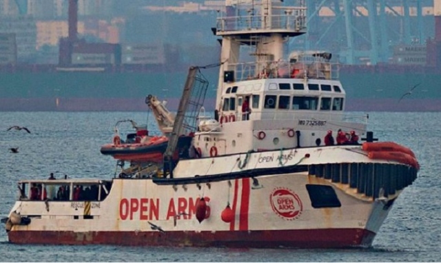 Lampedusa, Open Arms: "Decimo giorno a bordo. Resistiamo"