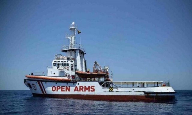 Lampedusa, scendono 9 naufraghi dalla Open Arms: 2 ricoverati