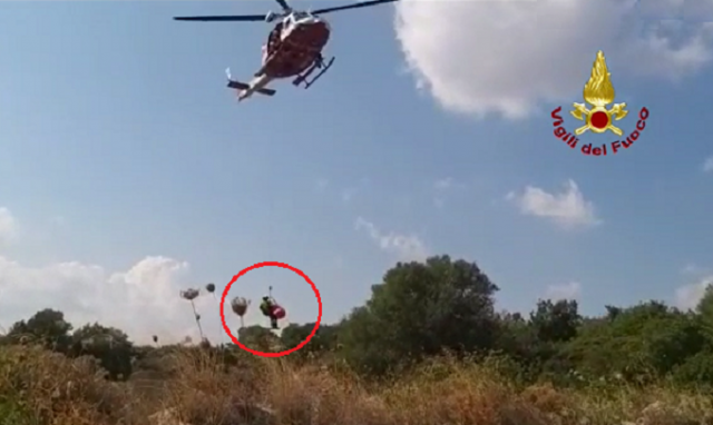 Noto, ritrovata in fondo ad un dirupo la 26enne che si era allontanata da casa. VIDEO del recupero