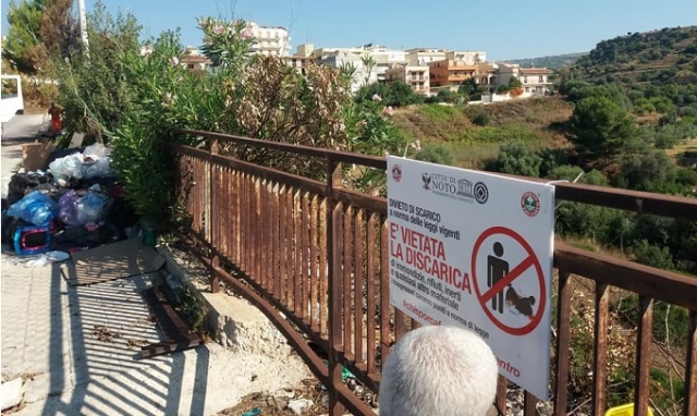 Noto, abbandono rifiuti e differenziata fuori dalle regole: si inaspriscono le sanzioni da 150 a 2.500 euro