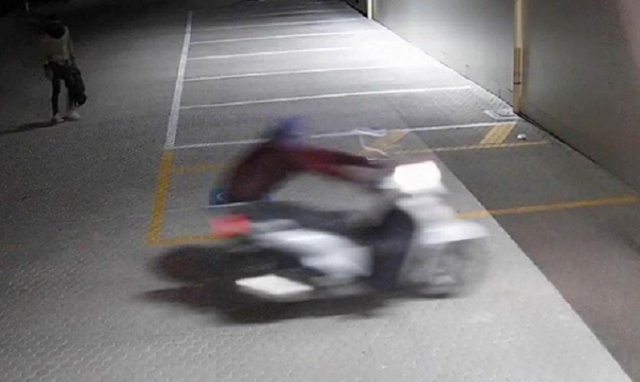 Siracusa, usano lo scooter come ariete e portano via denaro da un negozio
