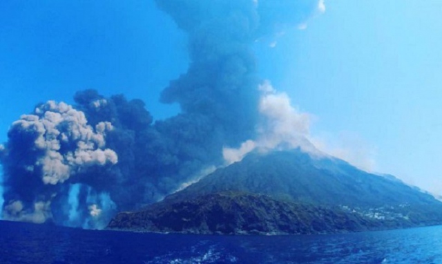 Stromboli, nuove esplosioni: l'isola coperta di cenere