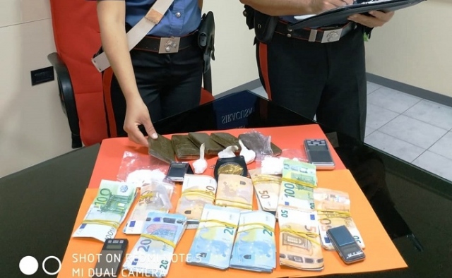 Siracusa, in casa hashish e cocaina: arrestata 28enne trovata in possesso di 9mila euro, probabilmente frutto dello spaccio