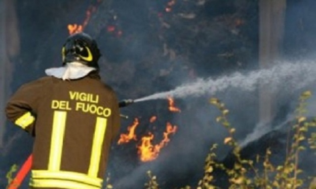 Siracusa, vasto incendio in contrada Carancino: fiamme minacciano abitazioni, evacuazioni in corso