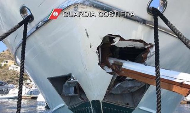 Eolia, scontro tra un traghetto e uno yacht: 5 feriti