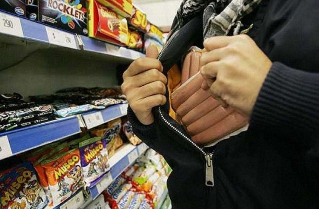 Siracusa, ruba generi alimentari da un supermercato: denunciata