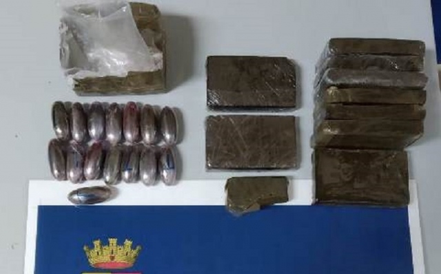 Siracusa, sorpresi durante una consegna di sostanze stupefacenti: arrestati in due. Sequestrati 7 panetti e 2 ovuli di hashish