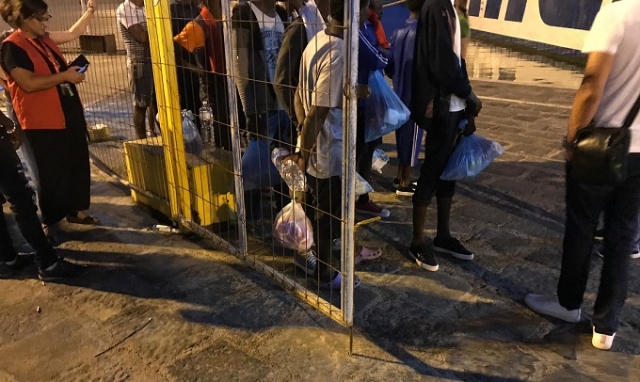 Lampedusa, 84 migranti trasferiti a Porto Empedocle