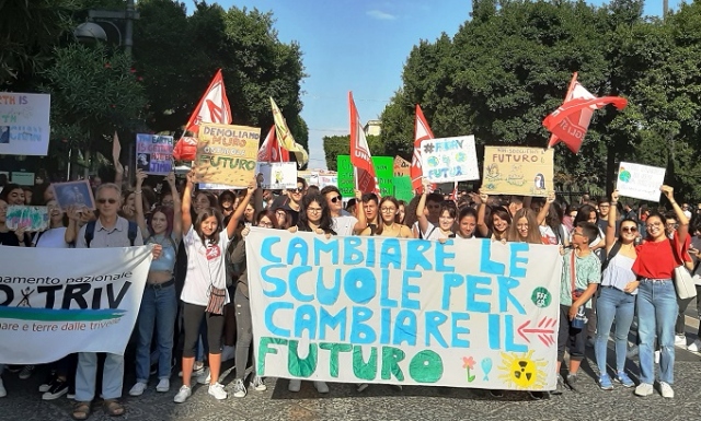 Siracusa, Fridays For Future: un fiume di persone in strada per "Salvare il pianeta". Tantissimi gli studenti