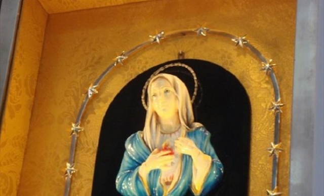 Papa Francesco in Mozambico dona una copia in gesso smaltato della “Madonna delle Lacrime” di Siracusa